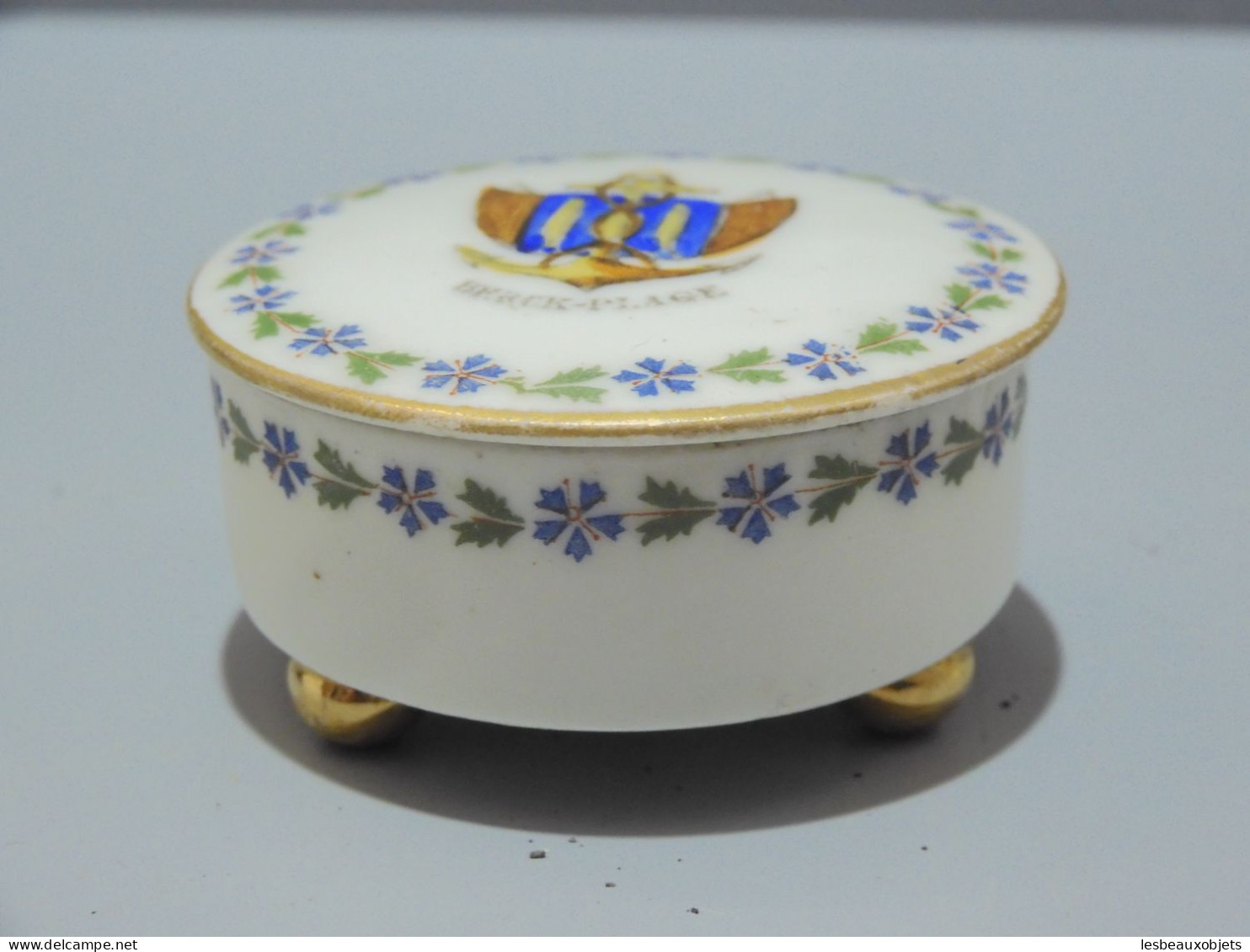 - PETITE BOITE PORCELAINE A PILULES SOUVENIR BERCK PLAGE fleurs bleues LIMOGES  E