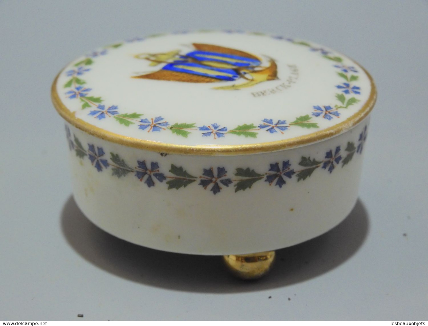 - PETITE BOITE PORCELAINE A PILULES SOUVENIR BERCK PLAGE fleurs bleues LIMOGES  E