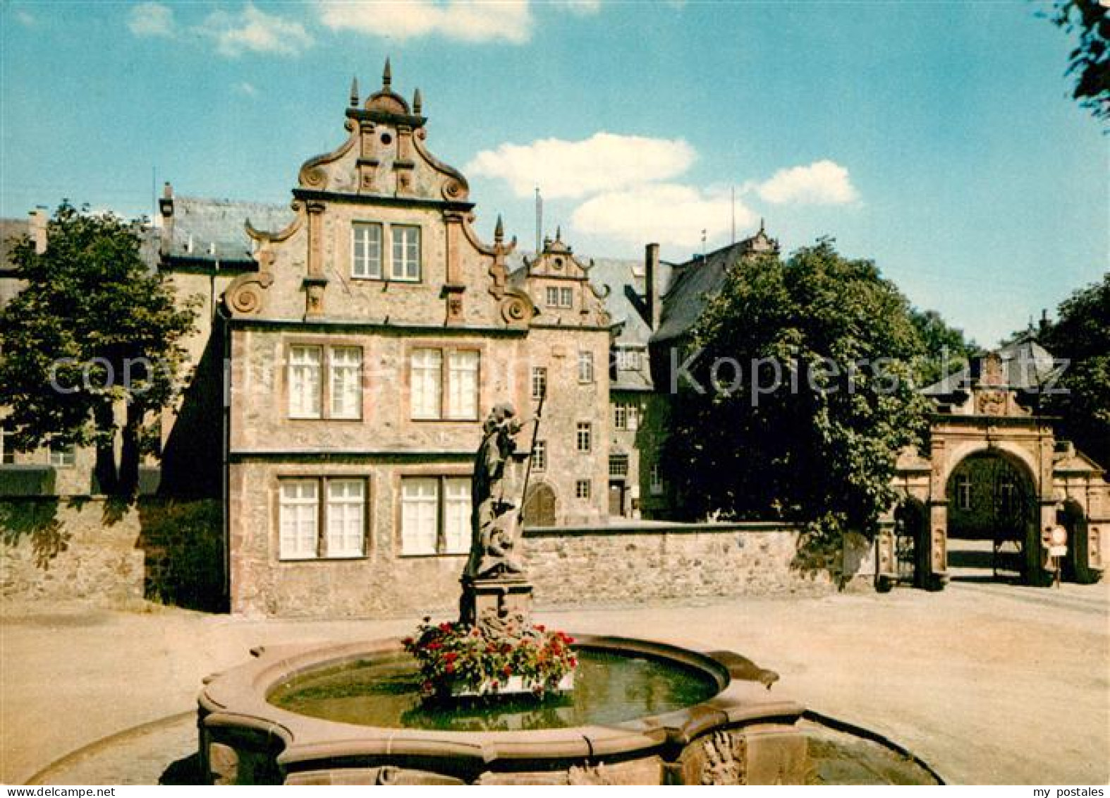 73226453 Friedberg Hessen Im Burghof Brunnen Friedberg Hessen - Friedberg