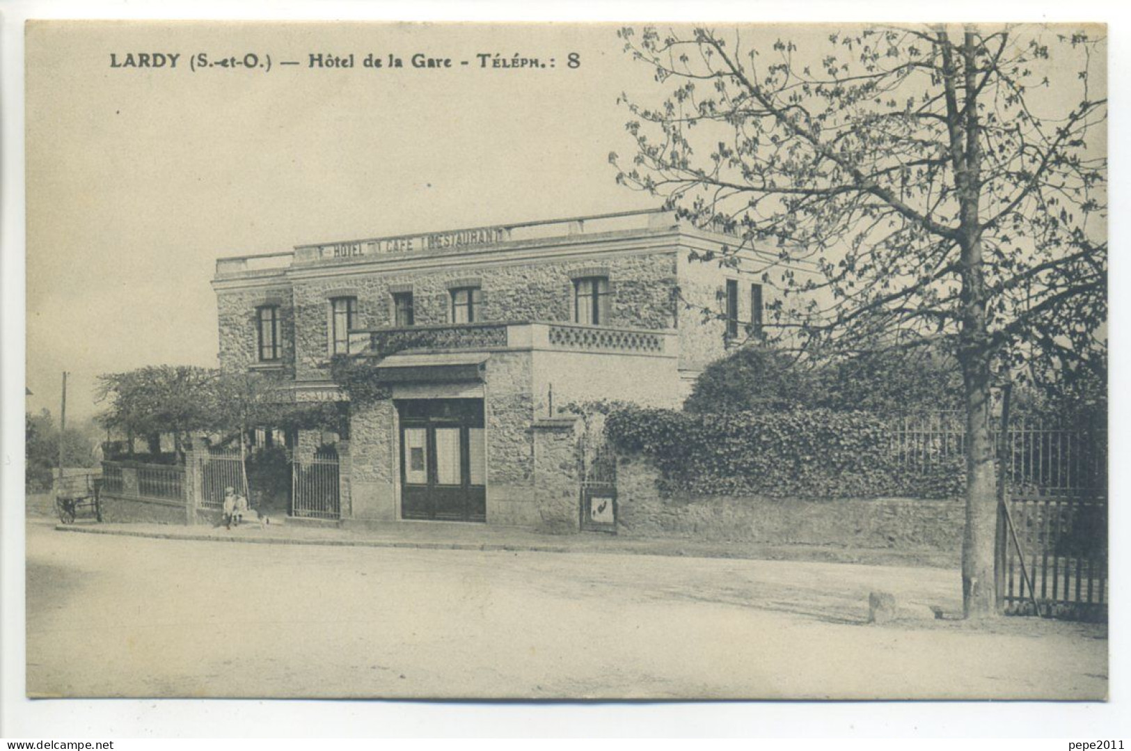 CPA (91 Essonne) - LARDY - Hôtel Café Restaurant De La Gare - Rue Du Chemin De Fer - Lardy