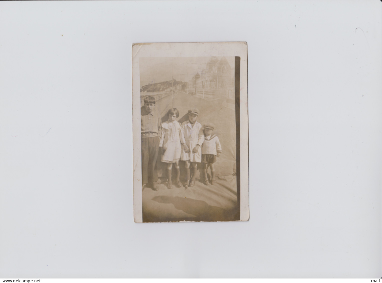 Ancienne Photo Noir Et Blanc Enfant Devant Decor Bord De Plage Au Havre (photo Carte Siecle Dernier) - Persons