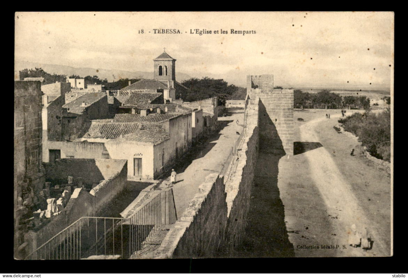 ALGERIE - TEBESSA - L'EGLISE ET LES REMPARTS - Tebessa