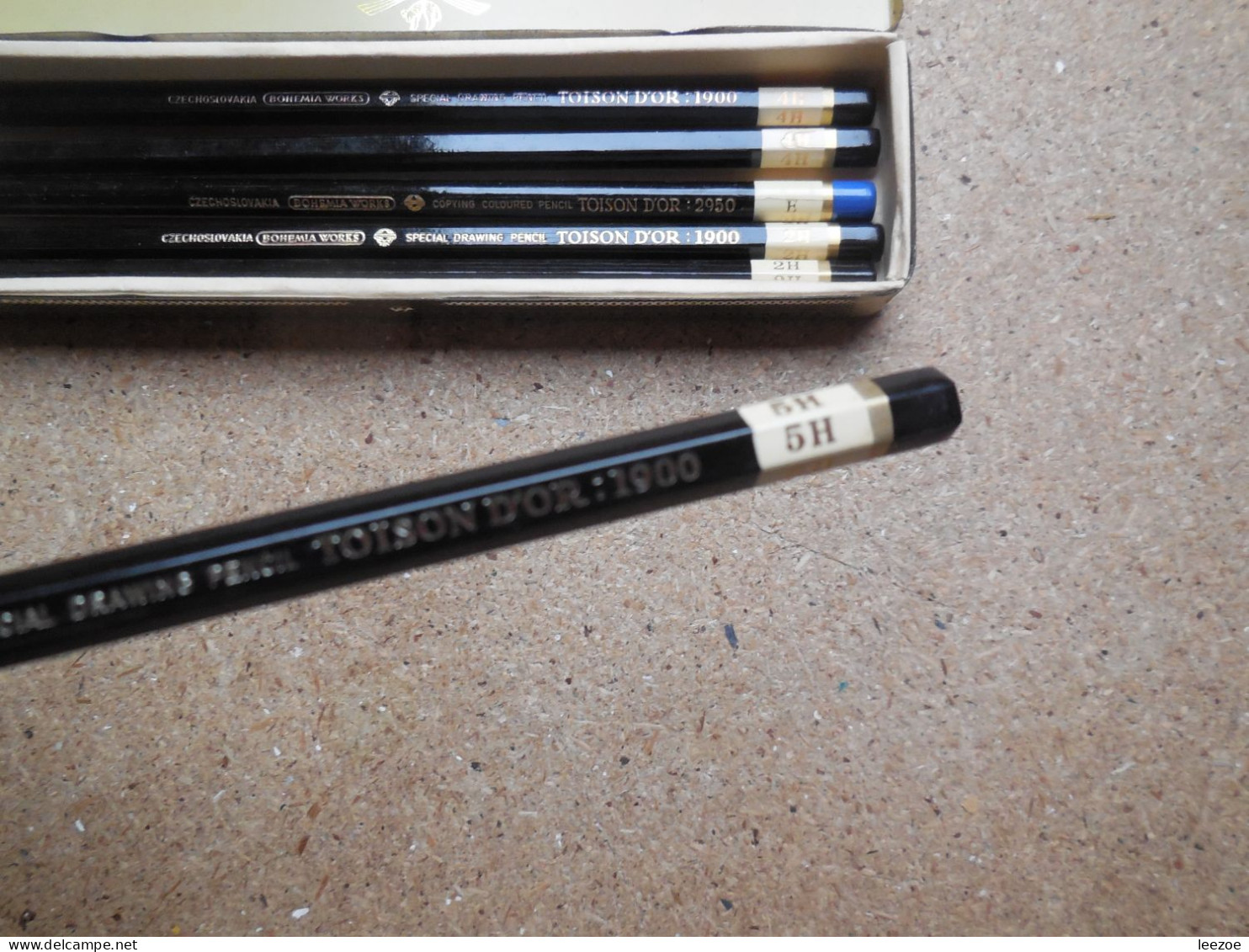 Boite de crayons TOISON D'OR, 1 en carton et 1 en métal, crayons H9. 2H. 4H. 5H. ET E................N5