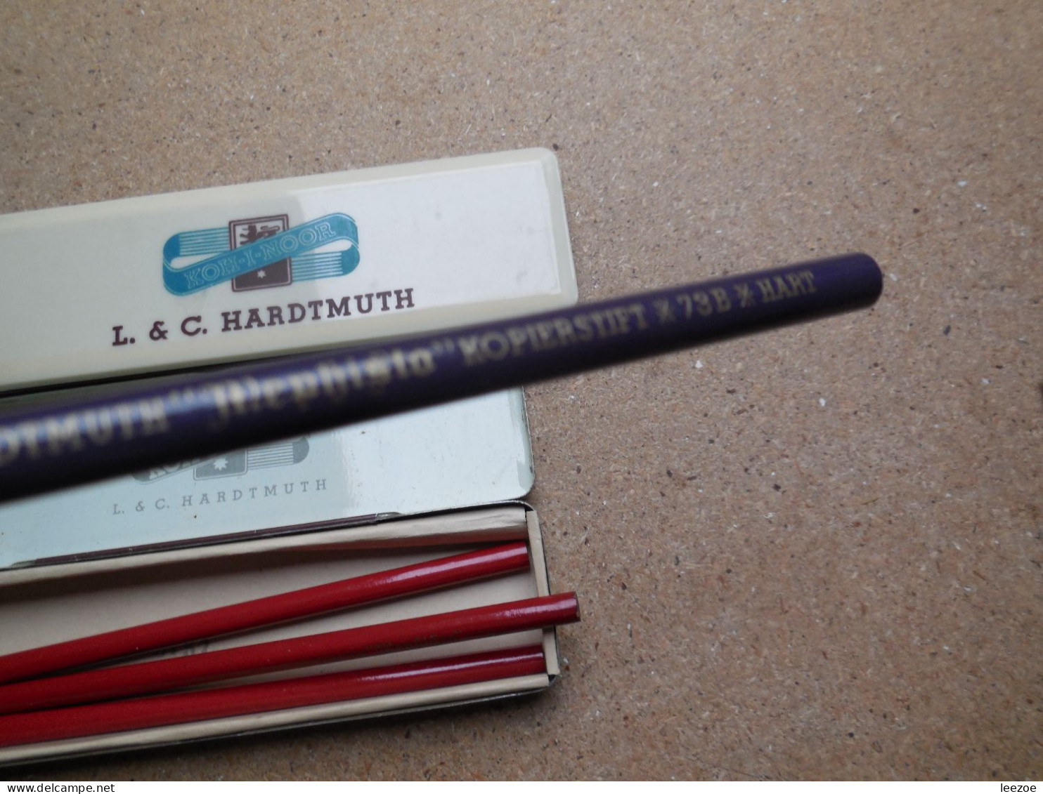 Boite de crayons KOH-I-NOOR L. & C. HARDTMUTH, 1 en plastique et 1 en métal avec différents crayons.........N5