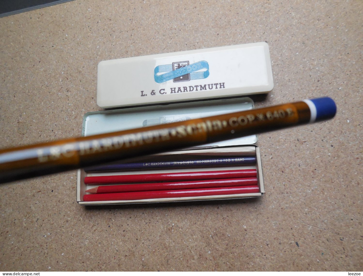 Boite de crayons KOH-I-NOOR L. & C. HARDTMUTH, 1 en plastique et 1 en métal avec différents crayons.........N5