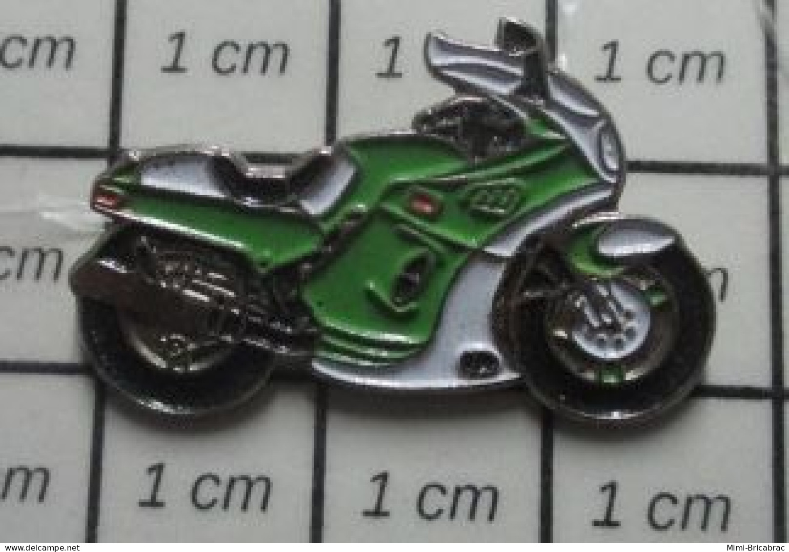 718C Pin's Pins / Beau Et Rare / MOTOS / MOTO SPORTIVE VERTE ET BLANCHE KAWASAKI ? - Motos