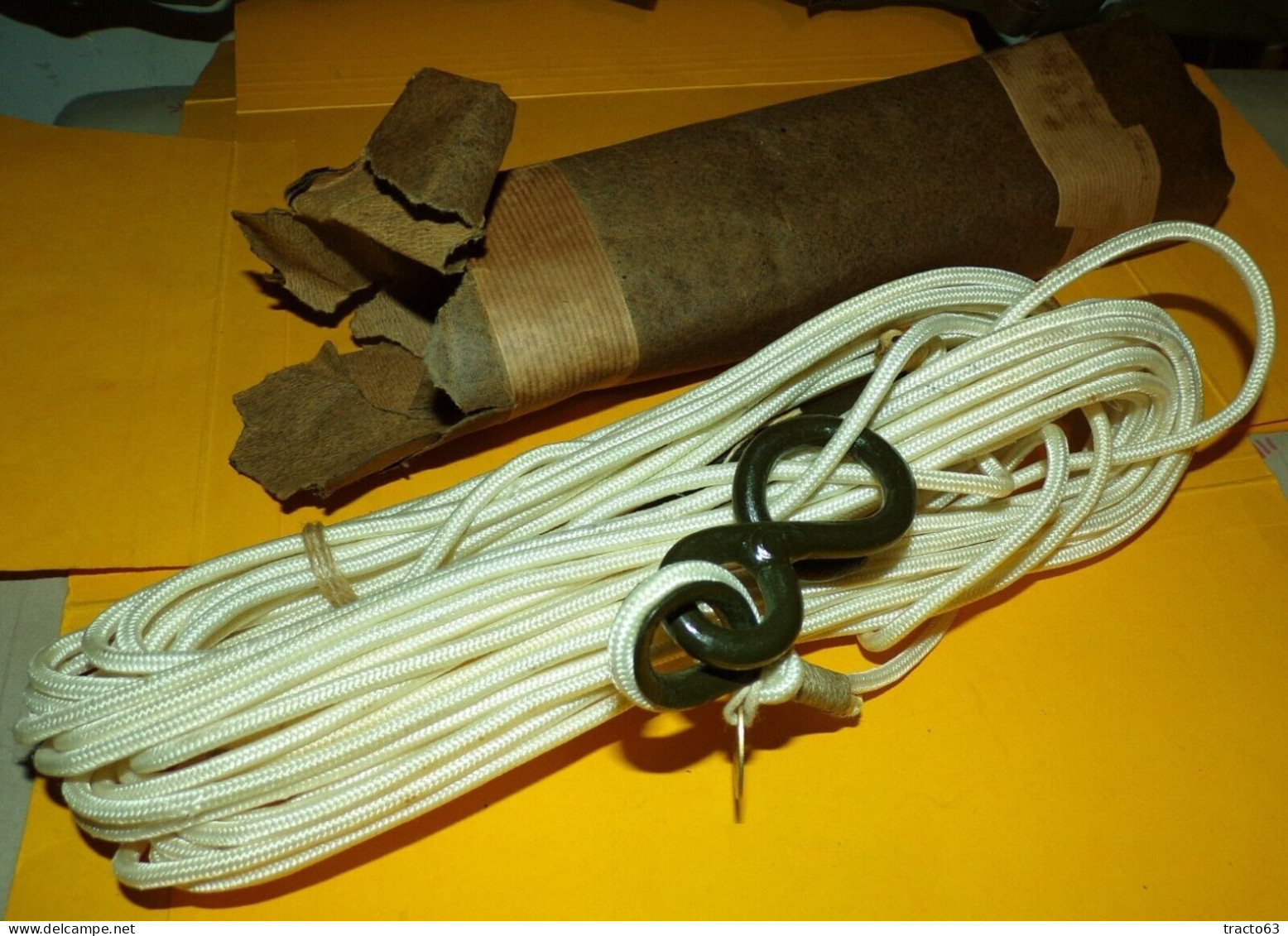 CORDAGE POUR TENTE OU POUR MAT D'ANTENNE , LONGUEUR 60 PIEDS SOIT 18,29 METRES , AVEC MOUSQUETON  , ETAT NEUF VOIR PHOTO - Equipement