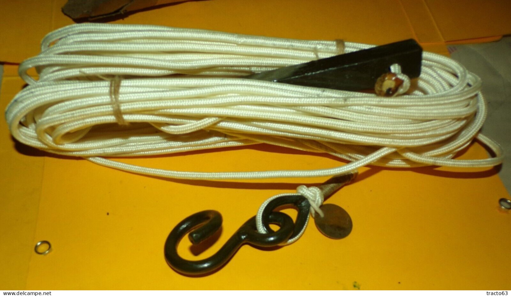 CORDAGE POUR TENTE OU POUR MAT D'ANTENNE , LONGUEUR 60 PIEDS SOIT 18,29 METRES , AVEC MOUSQUETON  , ETAT NEUF VOIR PHOTO - Equipement