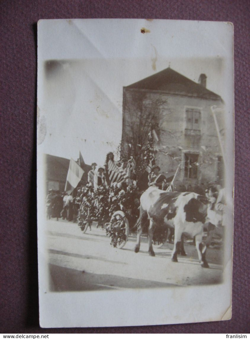 CPA PHOTO MILITARIA Guerre 1914 1918 ? FETES DEFILE CARNAVAL LIBERATION Char BOEUF DRAPEAU AMERICAIN & FRANCAIS - Carnaval