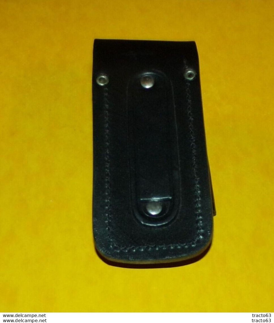 ETUI A CEINTURE POUR COUTEAU PLIANT  , DIMENSION POUR UN COUTEAU DE 12 CM PLIE MAXIMUM , ETAT NEUF VOIR PHOTOS . POUR TO - Equipement