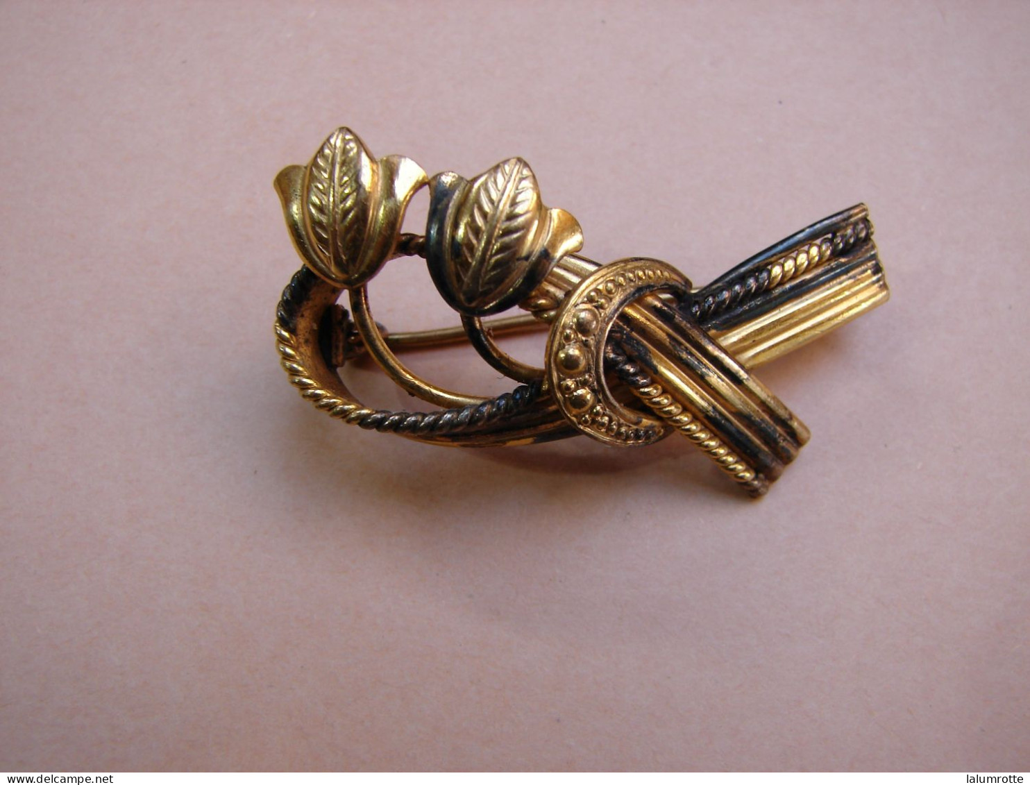 Bijoux. 1. Broche Année 60. Plaquée Or, Branche Et Fleurs, Fer à Cheval, Poinçon GL - Broches