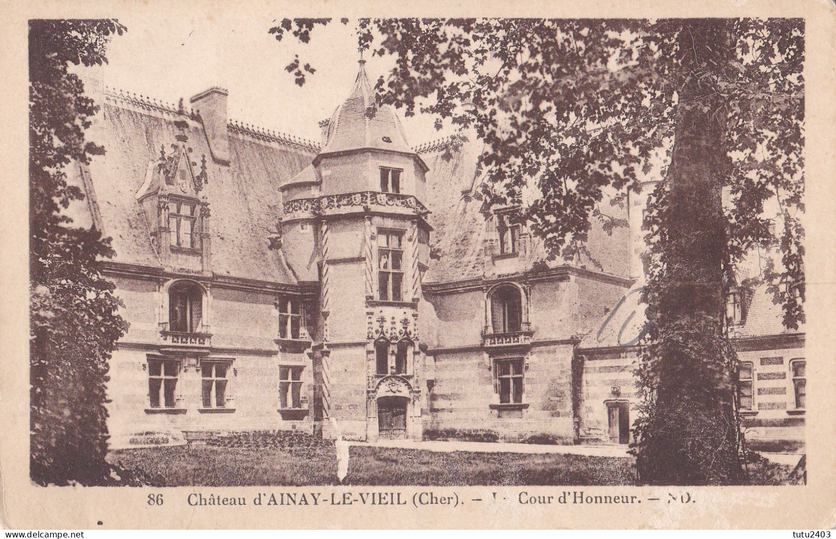 86 CHATEAU D AINAY LE VIEIL                      Cour D Honneur - Ainay-le-Vieil