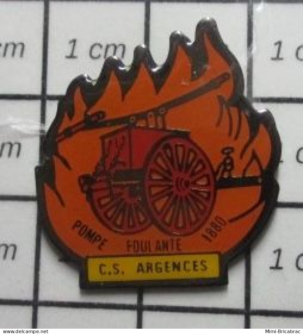 718C Pin's Pins / Beau Et Rare / POMPIERS / POMPE FOULANTE CENTRE DE SECOURS ARGENCES - Brandweerman