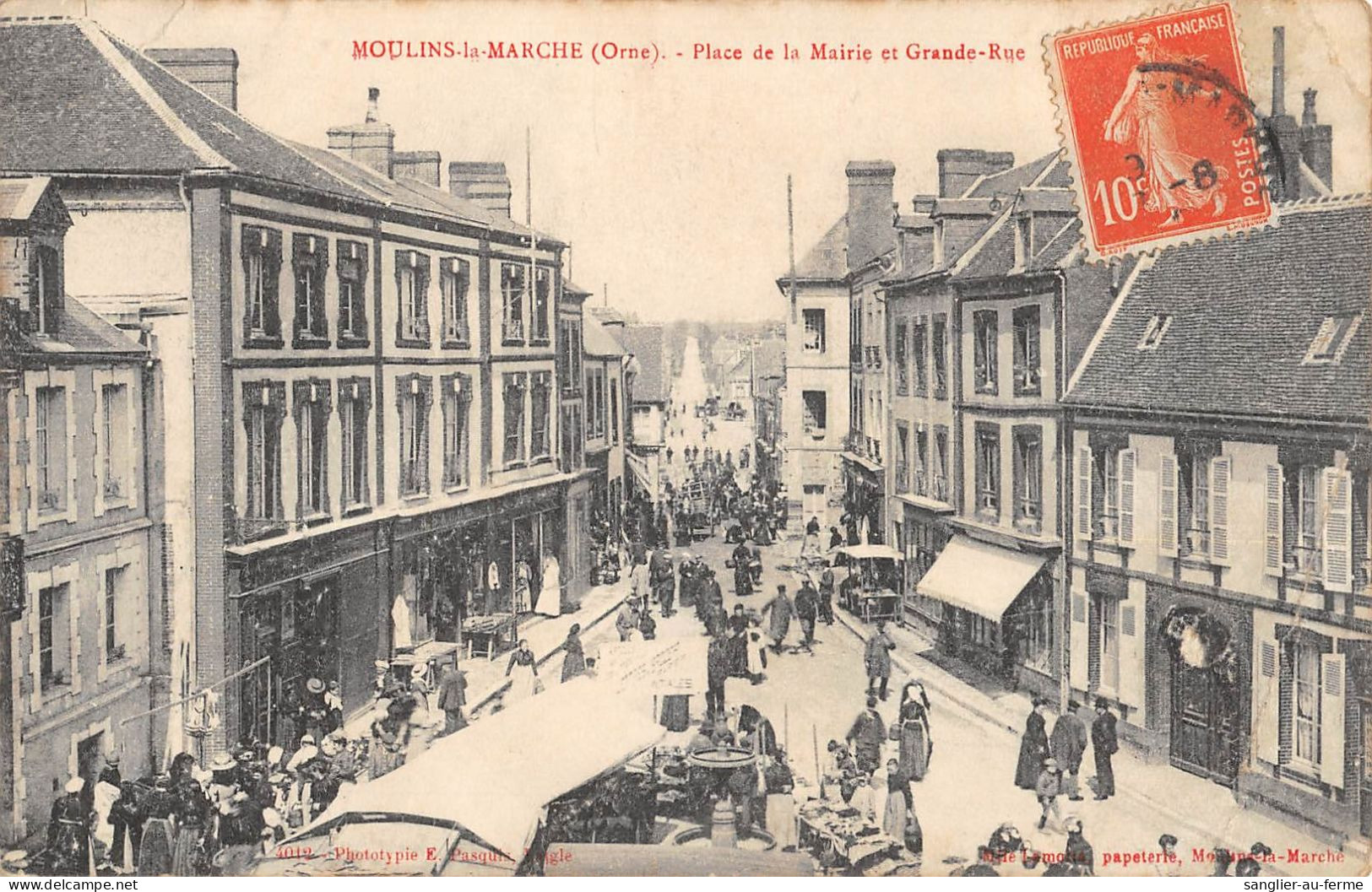 CPA 61 MOULINS LA MARCHE / PLACE DE LA MAIRIE ET GRANDE RUE - Altri & Non Classificati