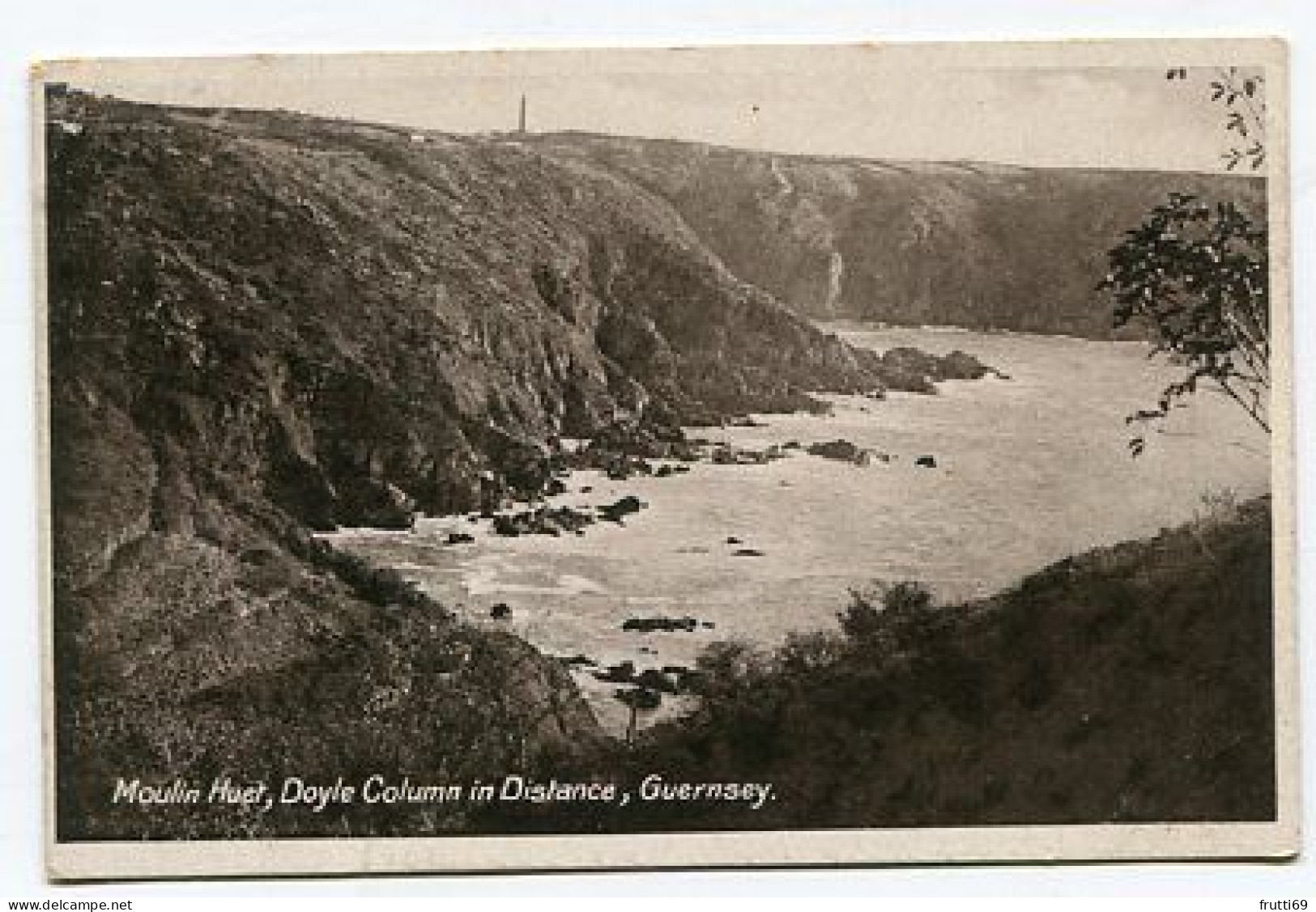 AK 207331 GUERNSEY - Moulin Huet, Doyle Column In Distance - Guernsey