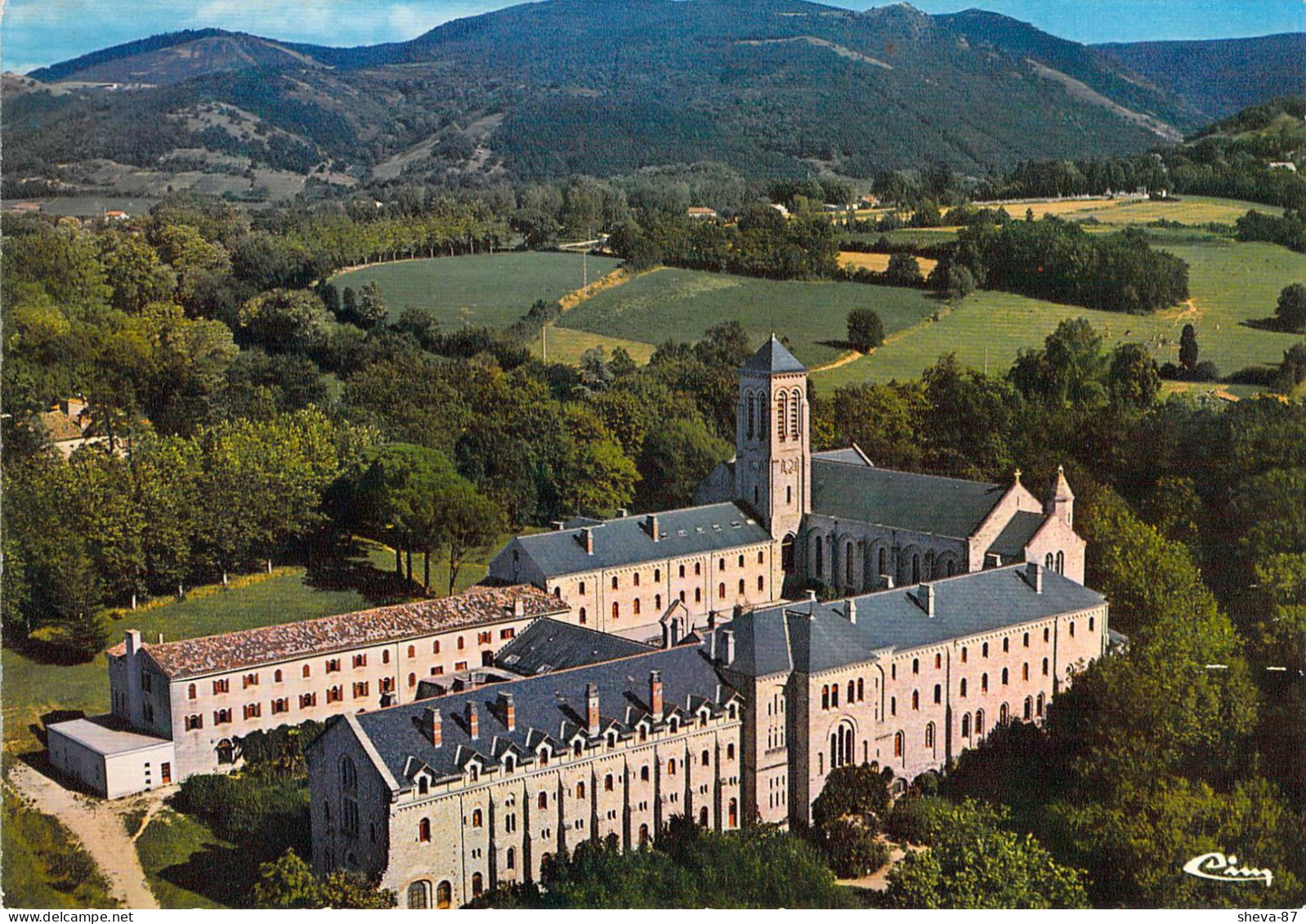 81 - Dourgne - Vue Aérienne - L'Abbaye Saint Benoit D'En Calcat Et La Montagne Noire - Dourgne