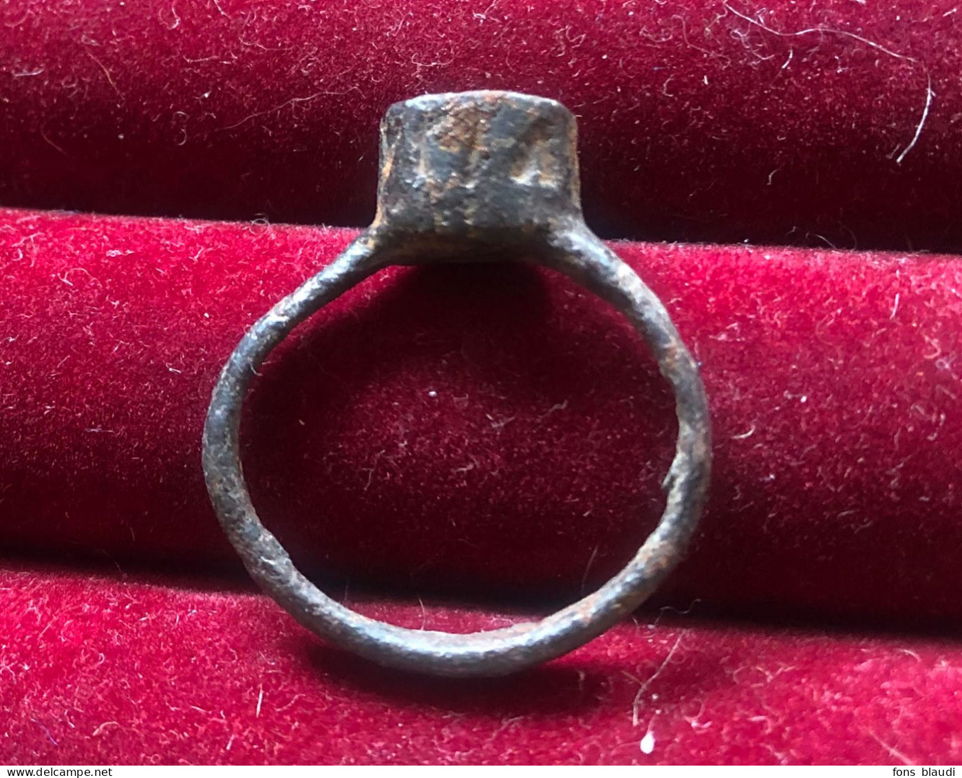 Bague En Bronze à Chaton Plein Formant Intaille à Identifier - Archaeology