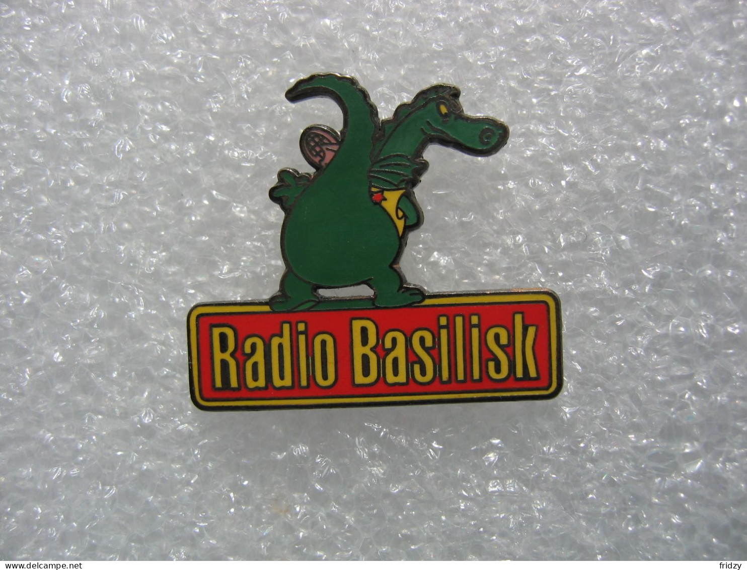 Pin's Radio BASILISK, Radio Privée Qui Diffuse De La Musique Actuelle Dans La Région Nord-Ouest De La Suisse - Médias