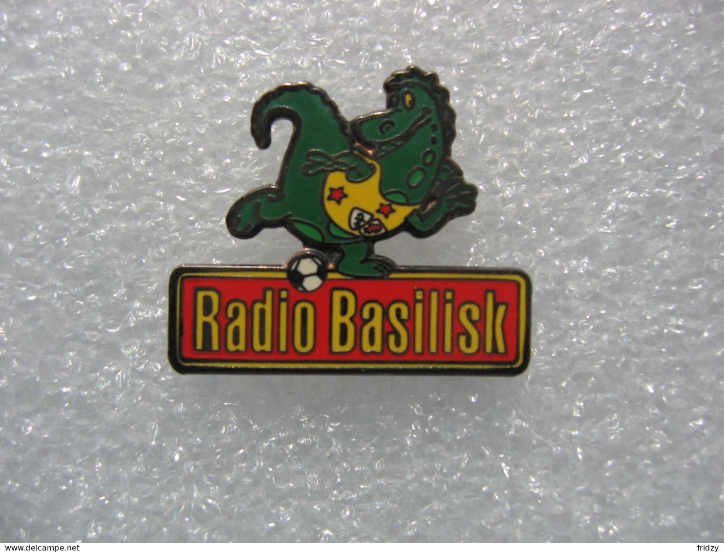 Pin's Radio BASILISK, Radio Privée Qui Diffuse De La Musique Actuelle Dans La Région Nord-Ouest De La Suisse - Médias