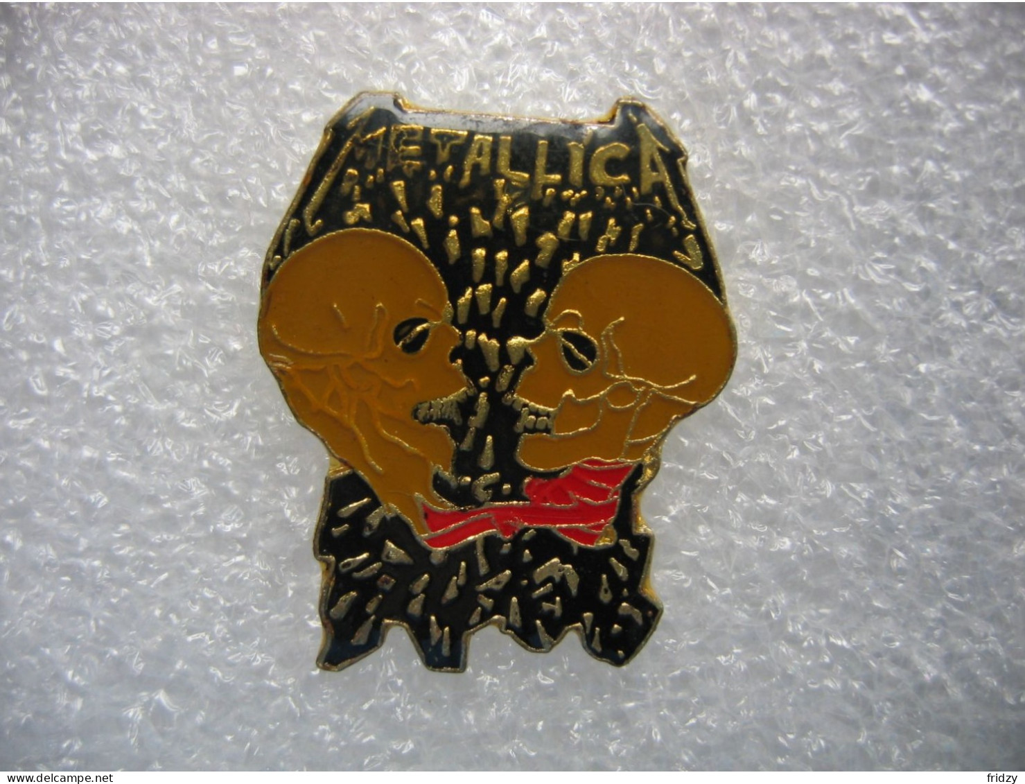 Pin's METALLICA, Groupe Américain De Heavy Metal Originaire De Californie Et Considéré Comme Le + Grand Groupe - Musique