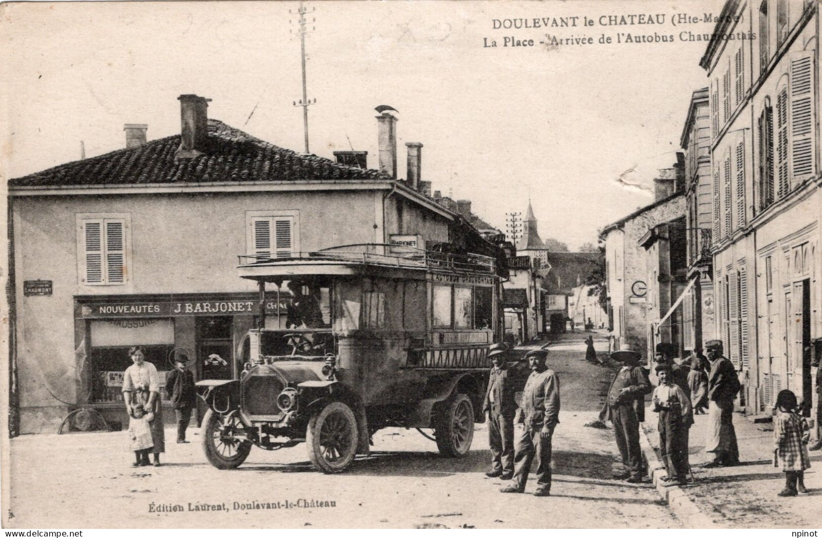 C P A - 52 -  DOULEVANT LE CHATEAU - La Place Arrivée De L'autobus  Chaumontais - Doulevant-le-Château