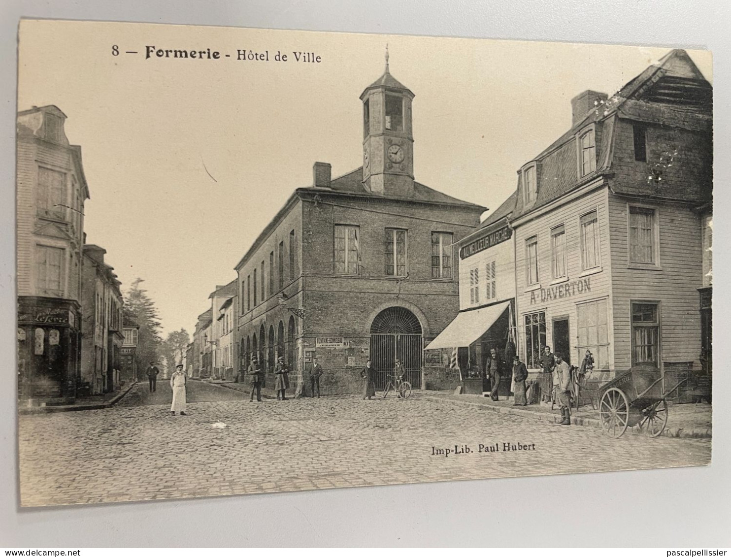 CPA - 60 - FORMERIE : Hôtel De Ville - 8 - Animée : A.DAVERTON - AU MEILLEUR MARCHE - Fontaine Bonneleau - Formerie