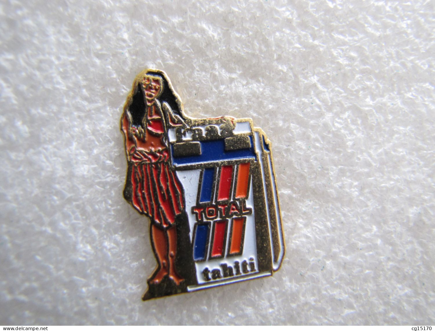 RARE  PIN'S    TOTAL     TAHITI  PIN UP - Carburants