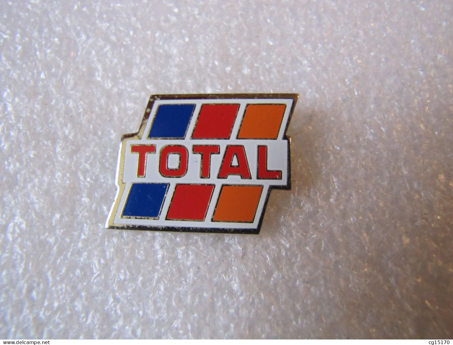 PIN'S  LOGO    TOTAL - Kraftstoffe