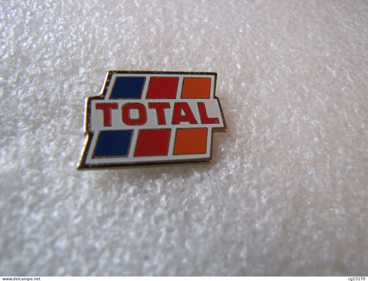 PIN'S  LOGO    TOTAL - Kraftstoffe