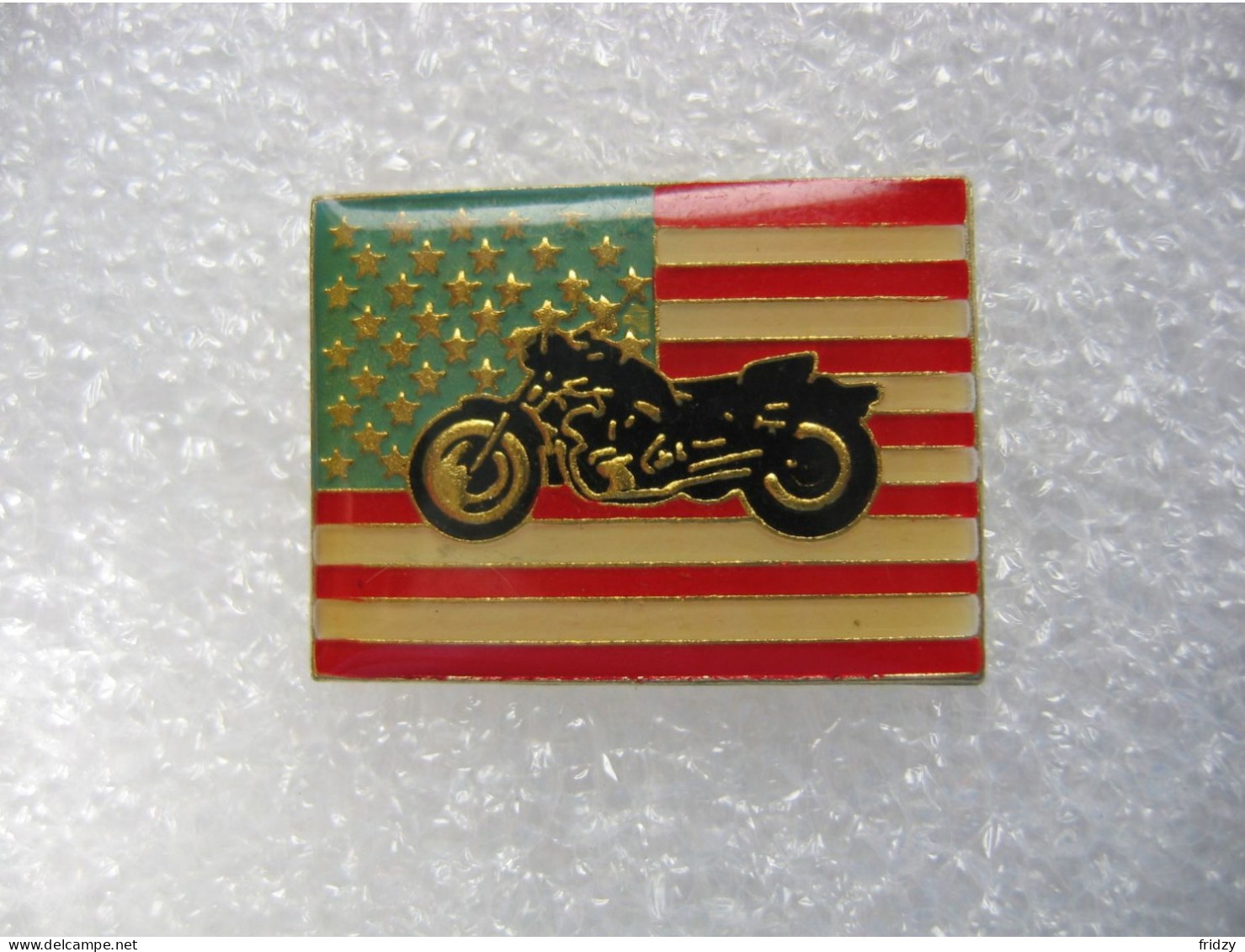 Pin's D'une Moto Devant Le Drapeau Américain - Motorräder