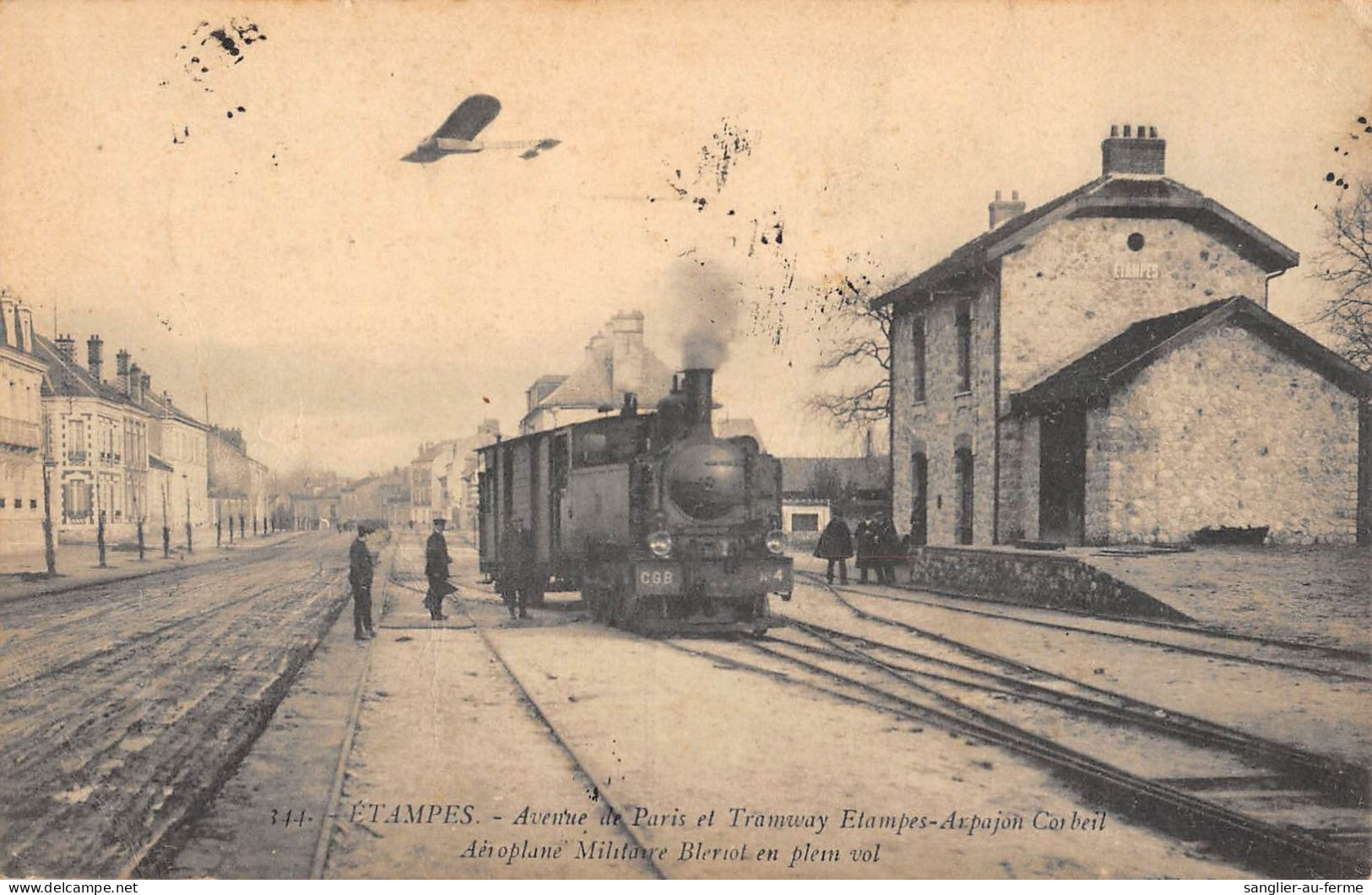 CPA 91 ETAMPES / AVENUE DE PARIS ET TRAMWAY ETAMPES ARPAJON CORBEIL / AEROPLANE MILITAIRE BLERIOT EN PLEIN VOL - Etampes