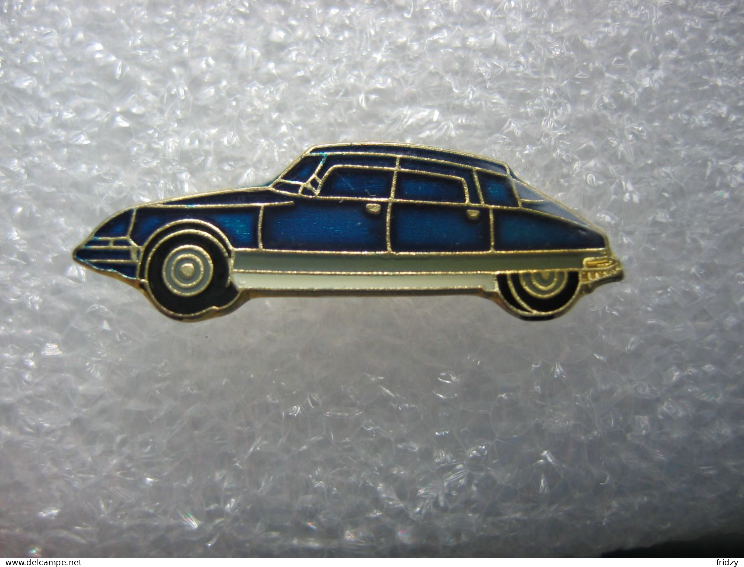 Pin's D'une Ancienne DS Citroen De Couleur Bleue Foncée - Citroën