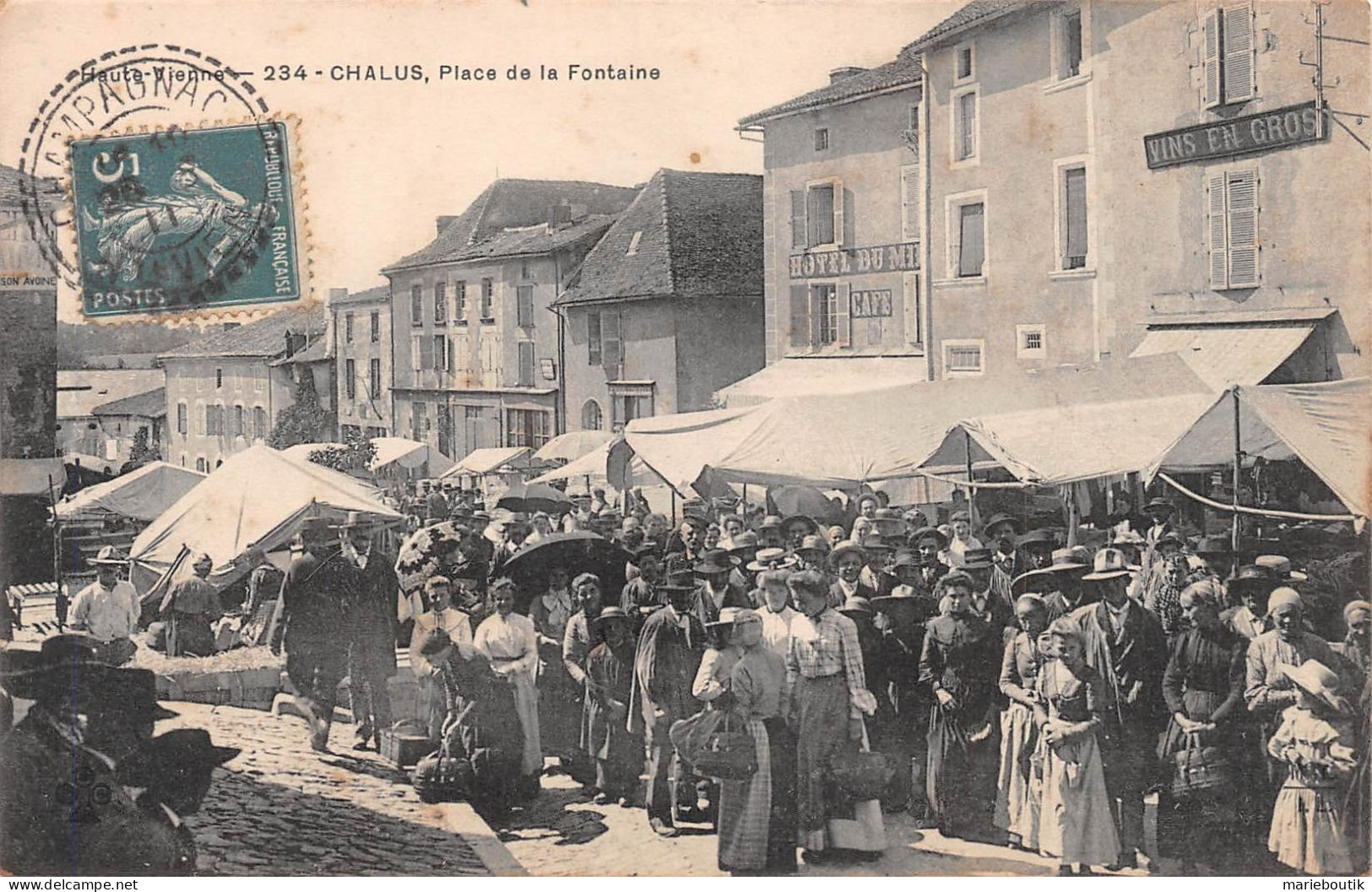Chalus – Le Marché – Place De La Fontaine  - Chalus