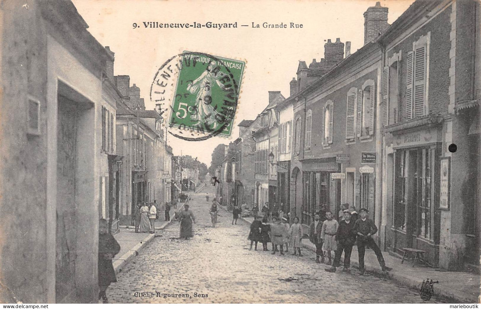 Villeneuve La Guyard – La Grande Rue Animée  - Villeneuve-la-Guyard