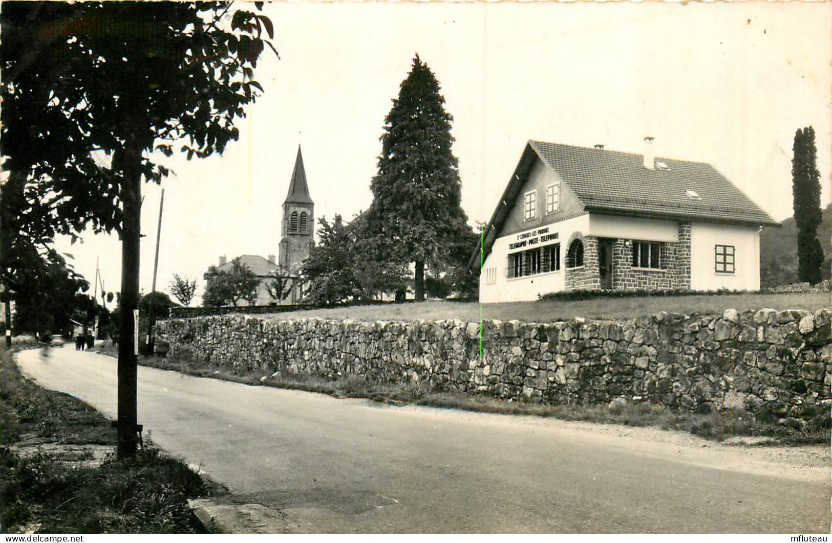 74* ST CERGUES  La Poste Et L Eglise  (CPSM Format 9x14cm)    RL38.0394 - Saint-Cergues