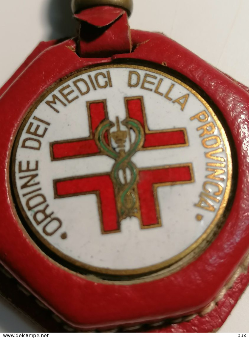 CROCE ROSSA PORCELLANATA ORDINE DEI MEDICI DELLA PROVINCIA SINPHARMA MILANO   PUBBLICITA PORTACHIAVI   PORTE-CLEFS - Cruz Roja