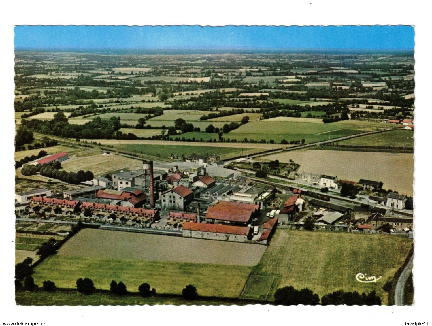 85  POUZAUGES VUE AERIENNE SUR FLEURY MICHON   BON ETAT     2 SCANS - Pouzauges