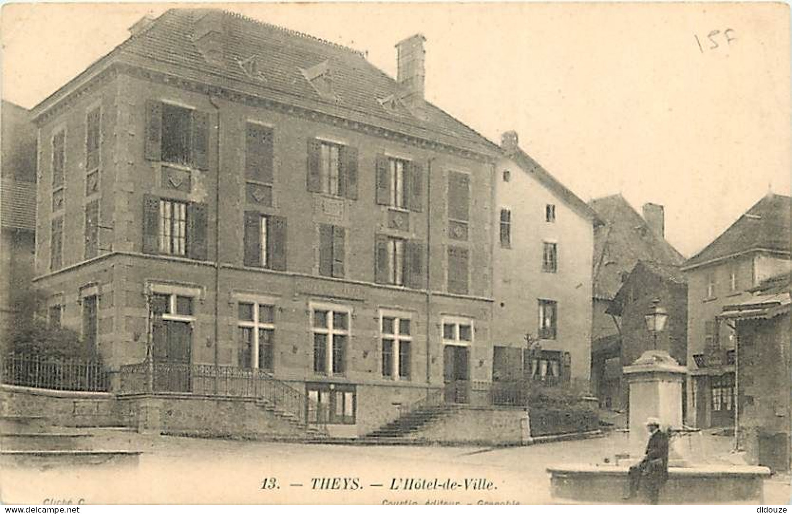 38 - Theys - L'Hotel De Ville - Animée - Précurseur - Etat Pli Visible Presque écornée - CPA - Voir Scans Recto-Verso - Theys