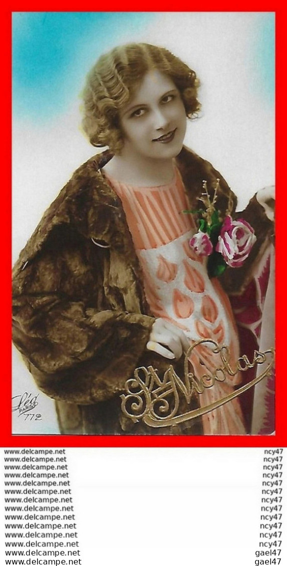 CPA FETES. St-nicolas  Belle Femme Robe Fantaisie, Manteau De Fourrure, Roses ...CO 682 - Sinterklaas