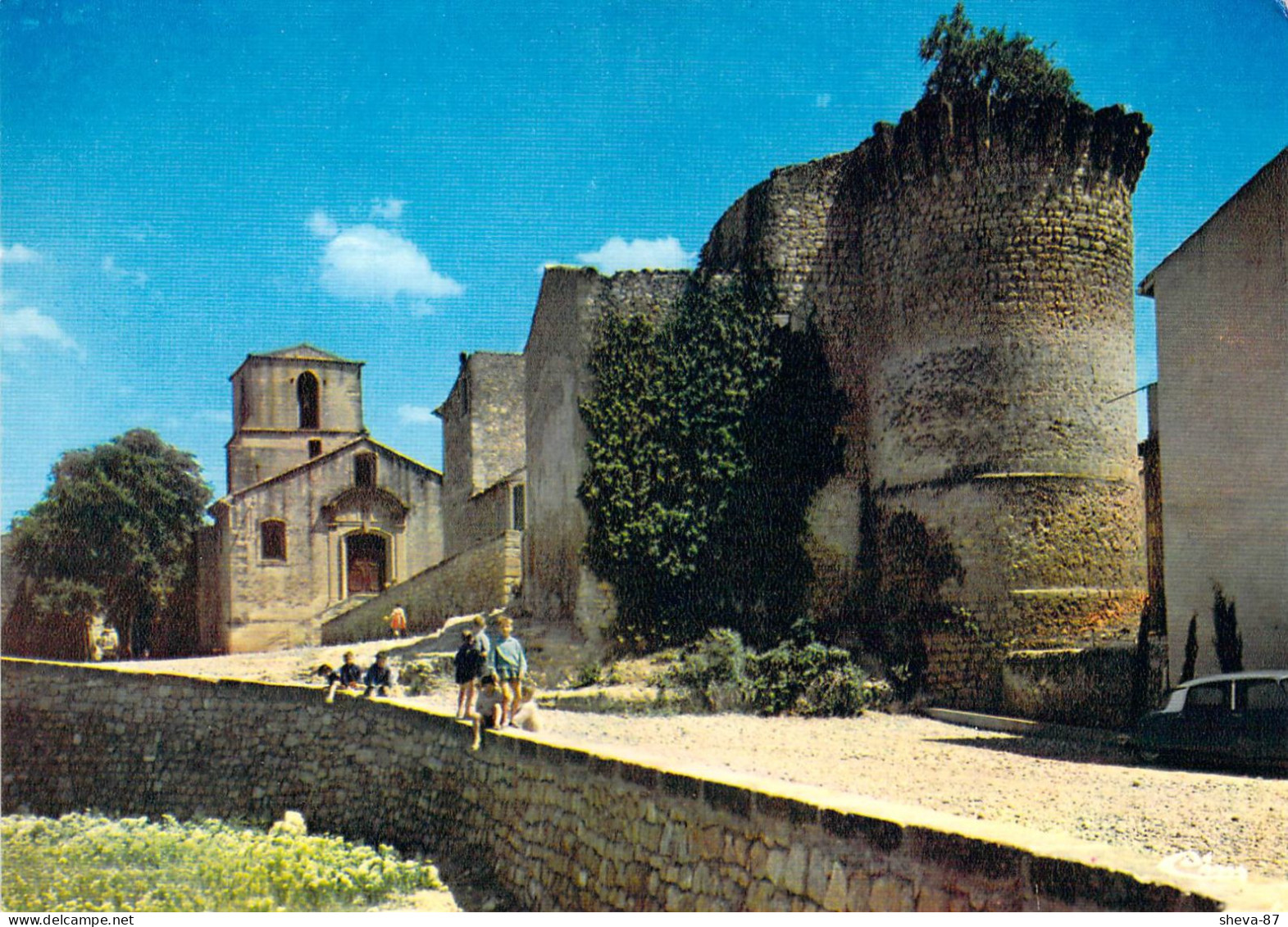 13 - Peyrolles - Anciens Remparts Et L'église - Peyrolles