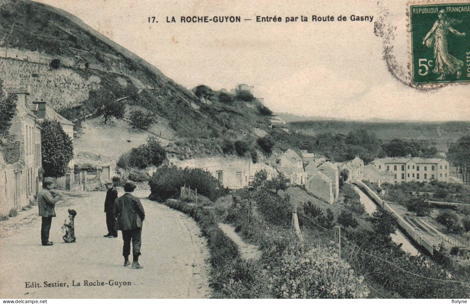 La Roche Guyon - Entrée Du Village Par La Route De Gasny - Villageois Chien - La Roche Guyon