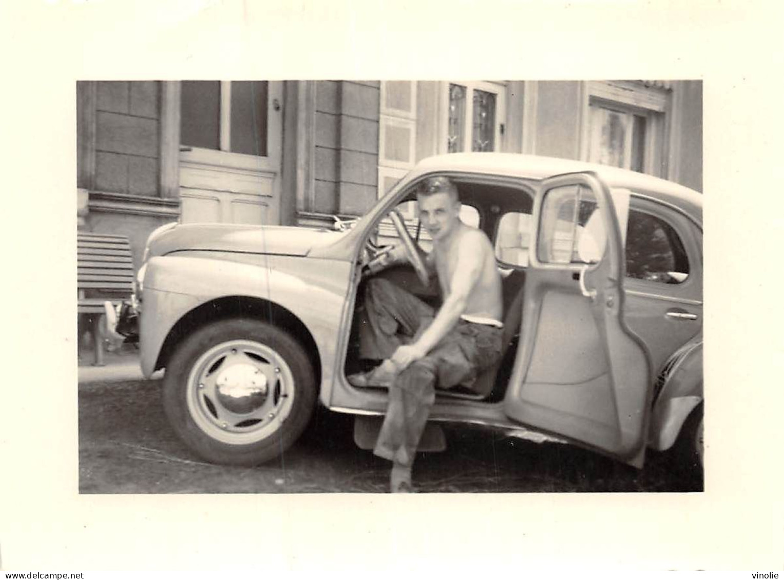 P-24-DELLO-042 :  PHOTO D'AMATEUR. AUTOMOBILE. 4 CV RENAULT ? - PKW