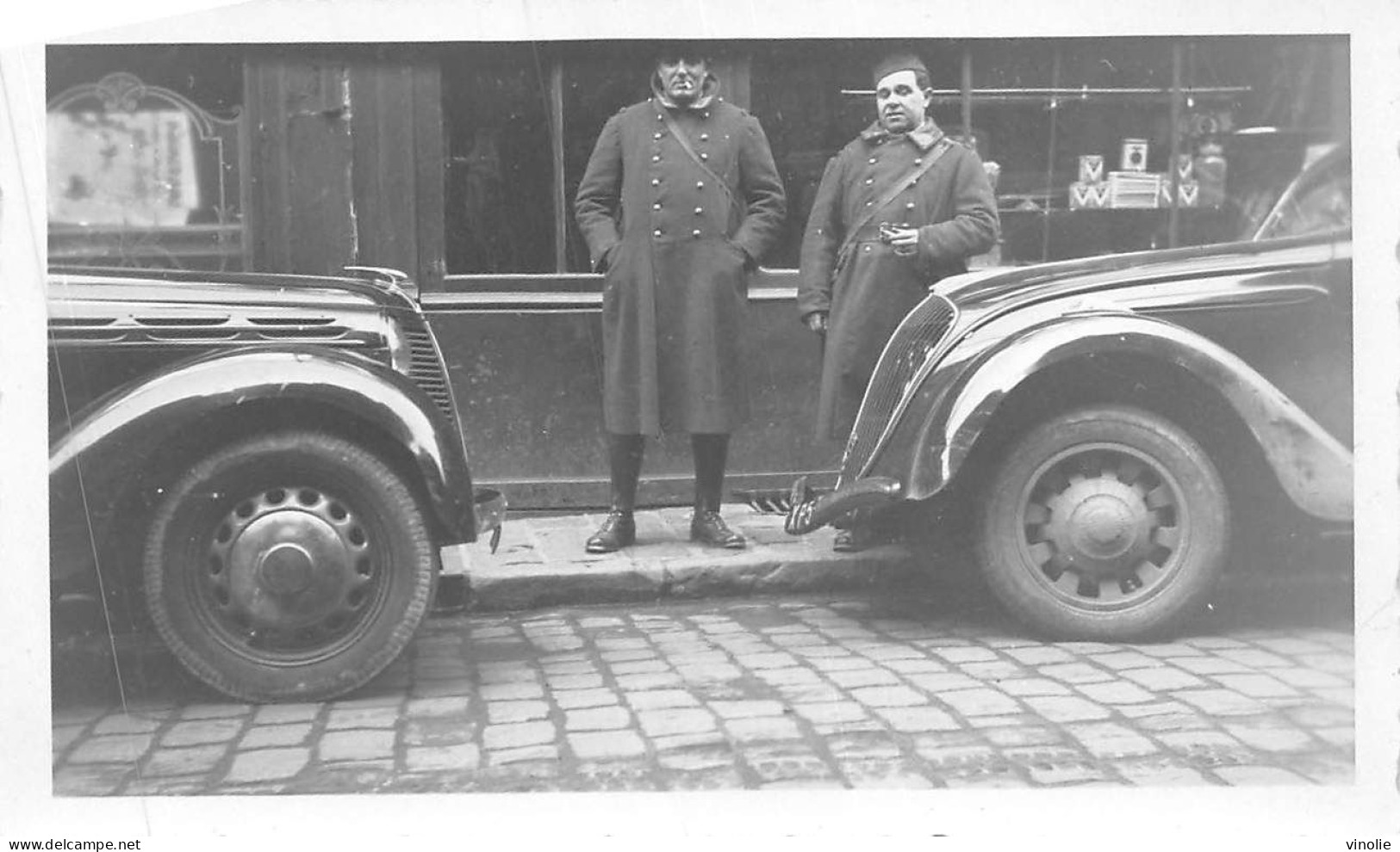 P-24-DELLO-045 :  PHOTO D'AMATEUR. AUTOMOBILES.  SOLDATS PENDANT LA SECONDE GUERRE MONDIALE ? - PKW