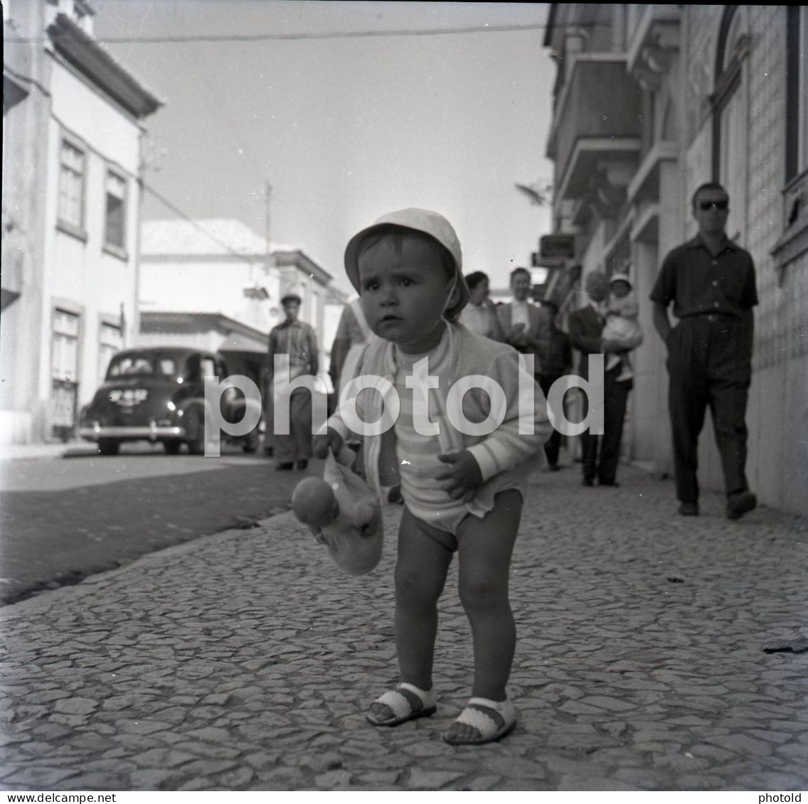 20 NEGATIVES SET 1960s WOMAN FEMME MAN BEACH PLAGE STRAND BABY PORTUGAL AMATEUR 60mm NEGATIVE NOT PHOTO FOTO - Non Classificati