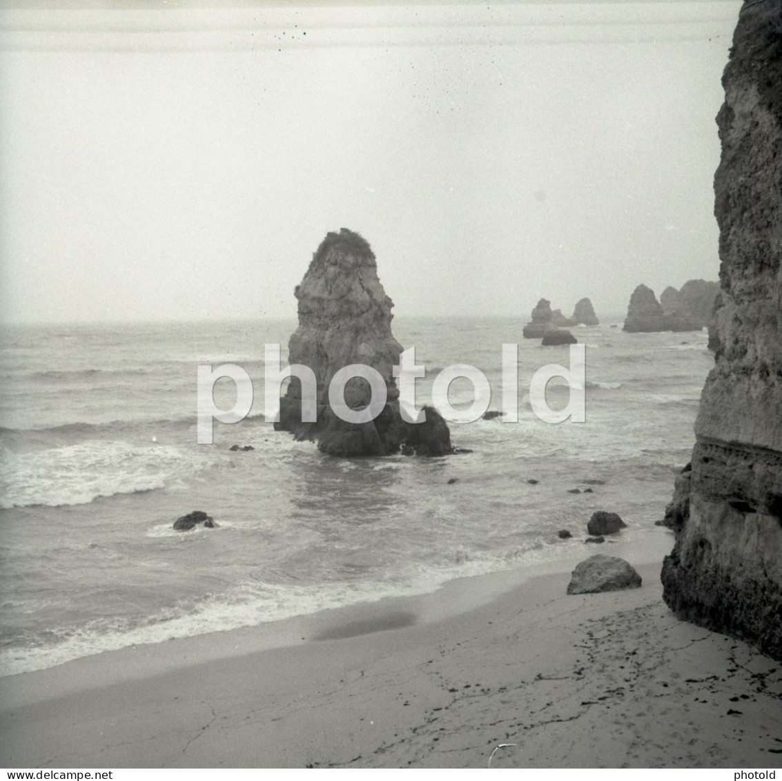 20 NEGATIVES SET 1960s WOMAN FEMME MAN BEACH PLAGE STRAND BABY PORTUGAL AMATEUR 60mm NEGATIVE NOT PHOTO FOTO - Non Classificati