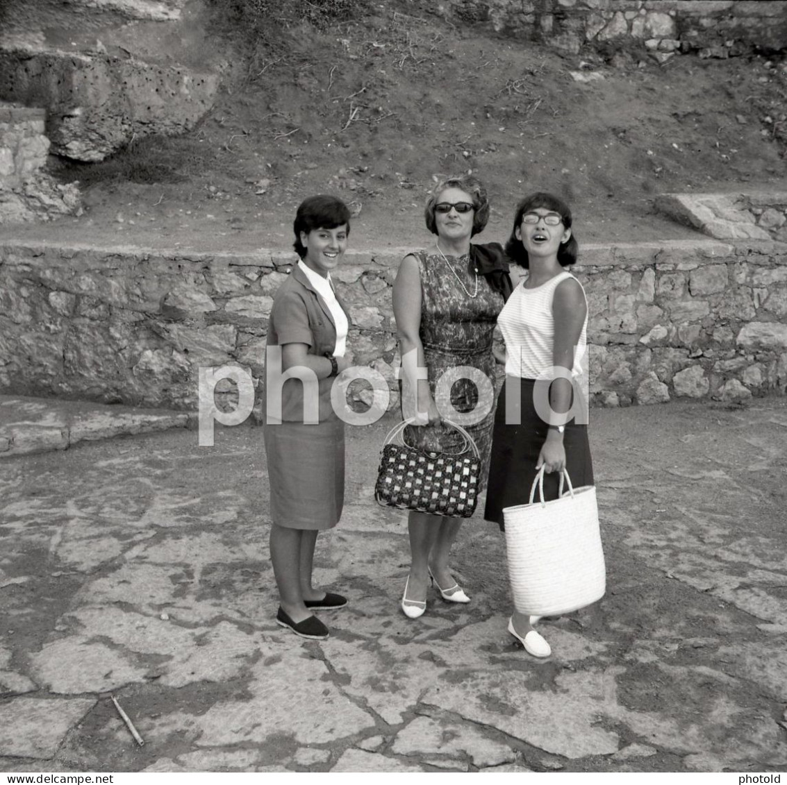 20 NEGATIVES SET 1960s WOMAN FEMME MAN BEACH PLAGE STRAND BABY PORTUGAL AMATEUR 60mm NEGATIVE NOT PHOTO FOTO