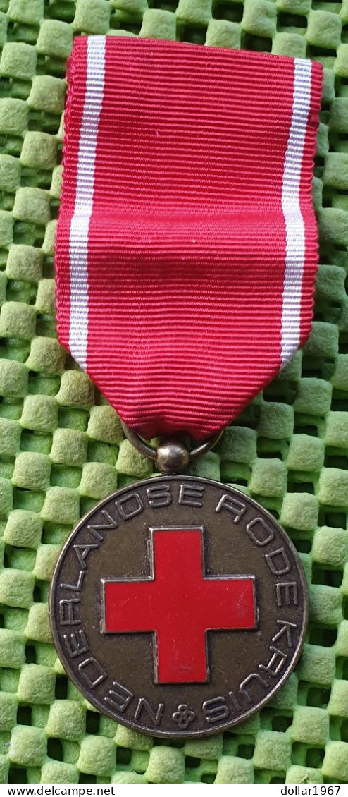 Medaille -  Nederlandse Rode Kruis , Voor Trouwe Dienst.  -  Original Foto  !!  Medallion  Dutch - Autres & Non Classés