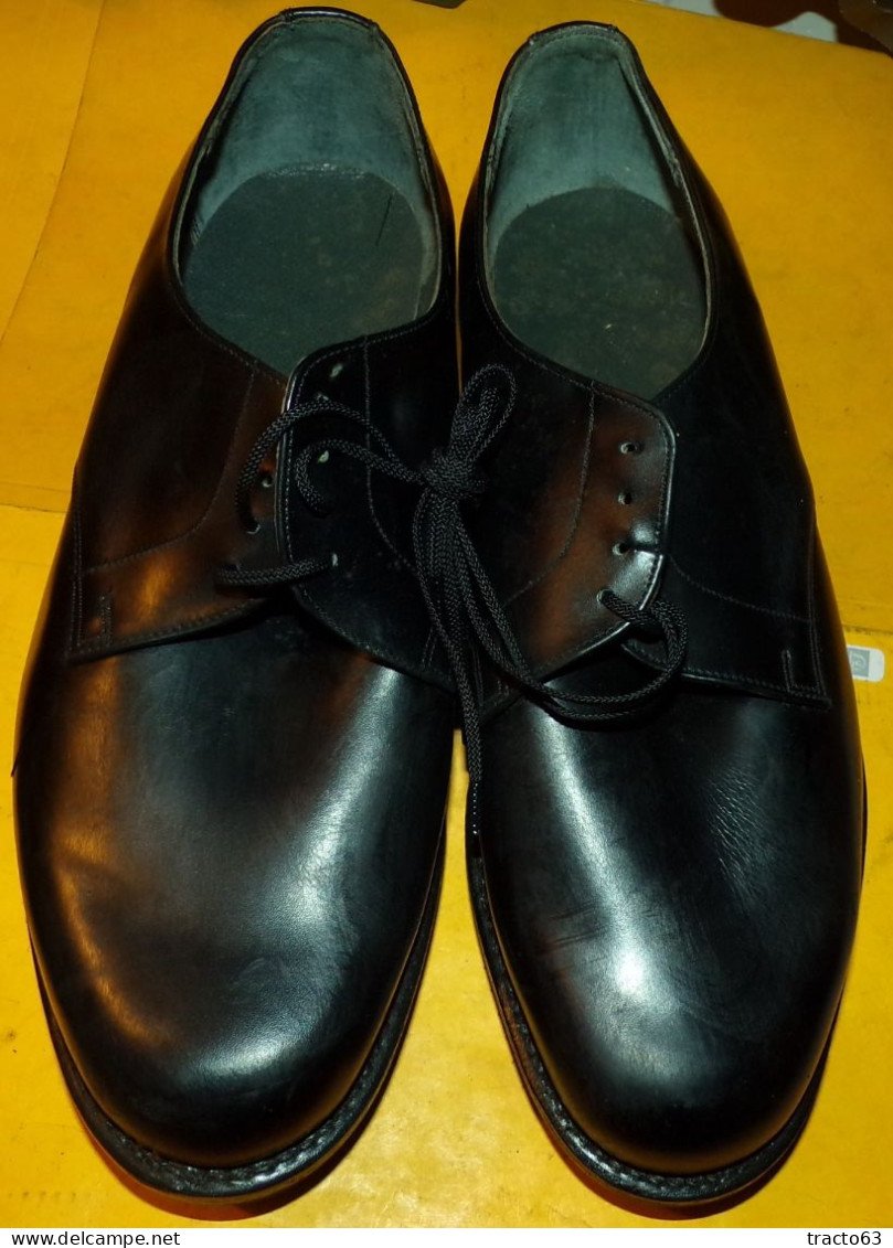 CHAUSSURES NOIRES DE SORTIES DE L'ARMEE DE L'AIR DE  L'ARMEE FRANCAISE, POINTURE 42 ,ETAT COMME NEUF DE 1972 . FABRICATI - Equipement