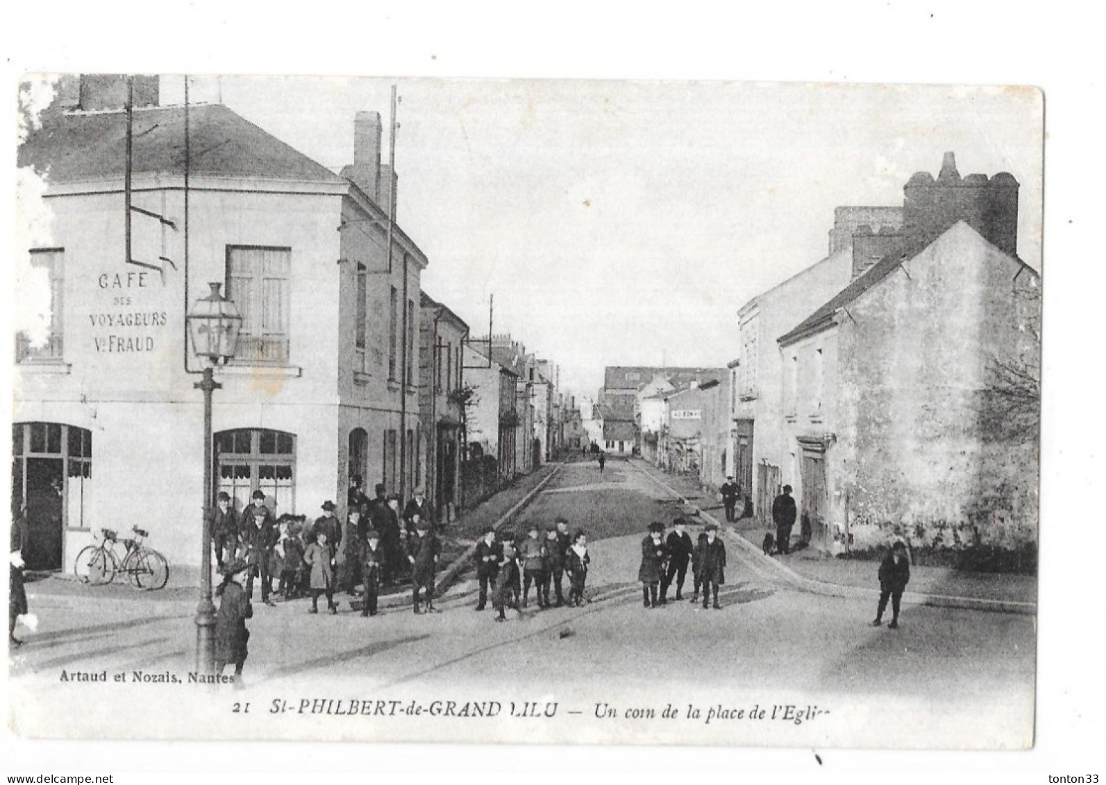 SAINT PHILBERT DE GRAND LIEU - 44 -  Un Coin De La Place De L'Eglise -  TOUL 3 - - Saint-Philbert-de-Grand-Lieu