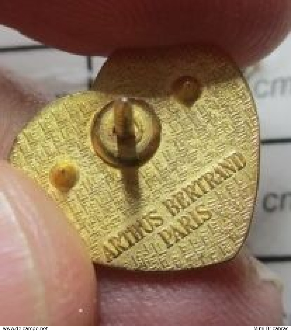 1616B PINS PIN'S / Beau Et Rare : ARTHUS BERTRAND / ARSENAL COEUR METAL JAUNE - Arthus Bertrand